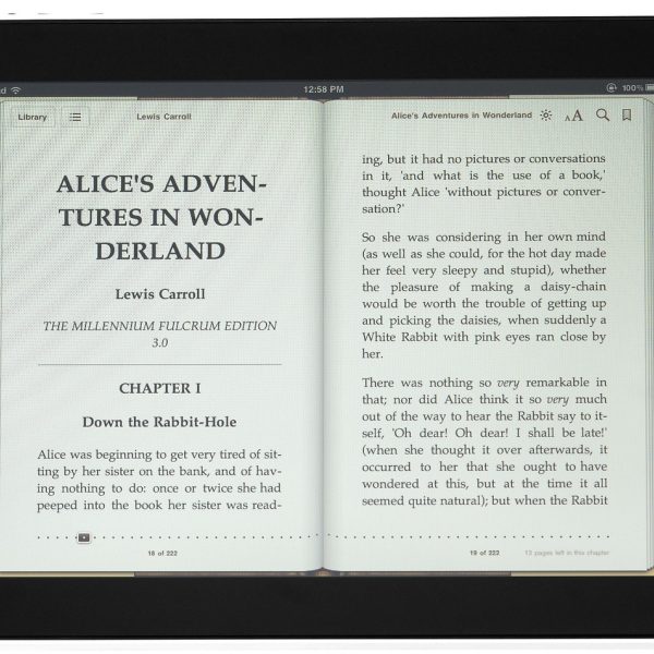 kht81. vip 编辑部成员整理读者来信截图，笔记本上贴着不同颜色的标签纸，午后光线从百叶窗缝隙落在纸面上
